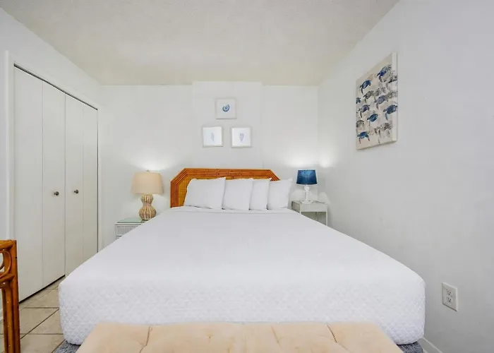 Surf & Racquet 610a Apartment *